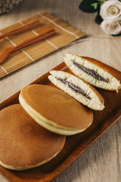 Foto japanischer snack dorayaki dorayaki ist ein japanischer pfannkuchen aus japanischem brot mit roter bohnenpaste im inneren