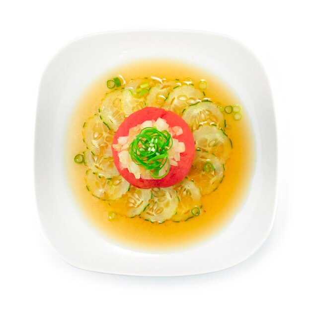 Japanischer Tomatensalat mit Gurke in Dashi Sojasauce auf Zwiebelkotelett Japanisch