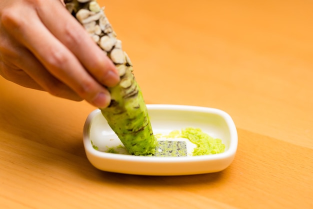 Japanischer Wasabi mit Raster für Wasabi-Sauce