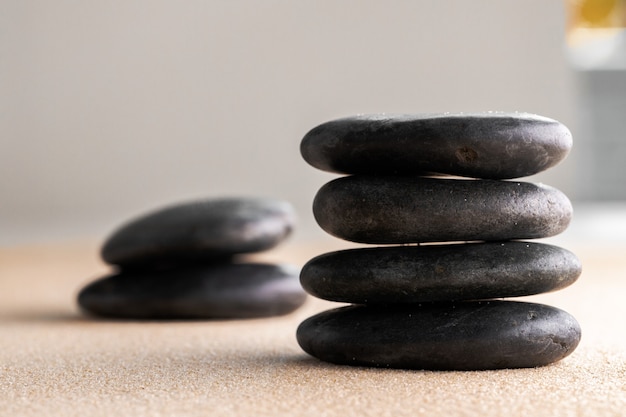 Japanischer Zen-Garten-Meditationsstein im Sand