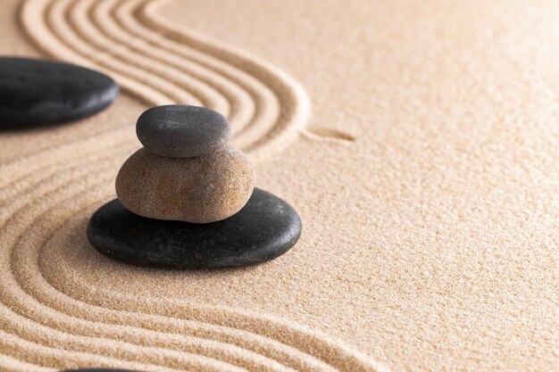 Japanischer Zen-Garten mit Stein im geharktem Sand