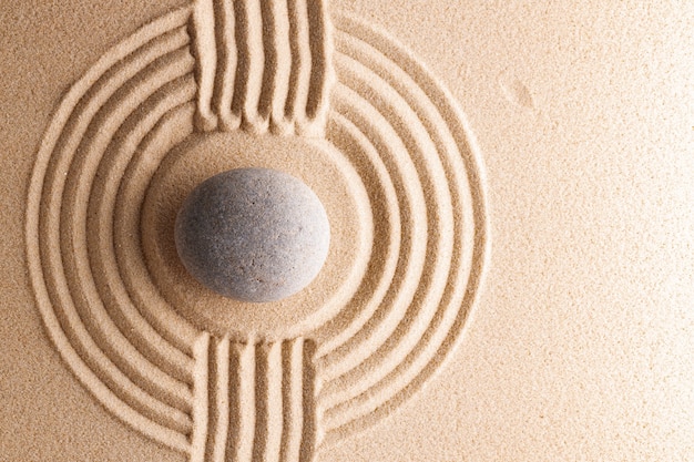 Japanischer Zen-Garten mit Stein im geharktem Sand