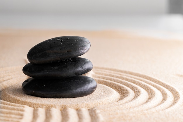 Japanischer Zen-Garten mit Stein im geharktem Sand