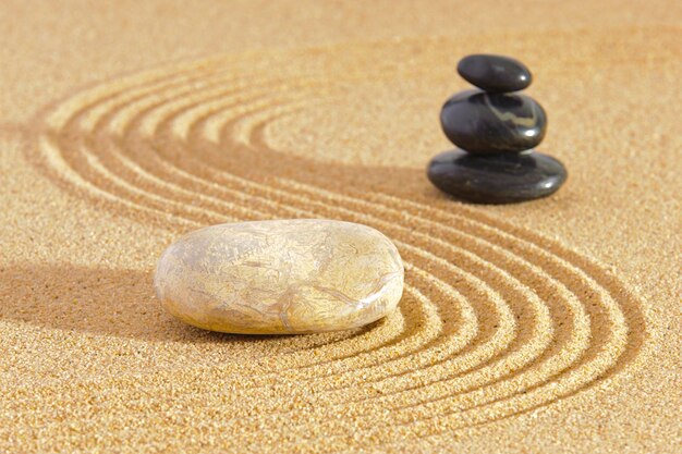 Foto japanischer zen-garten mit stein in textiertem sand