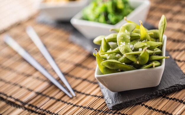 Japanisches asiatisches Essen Edamame Knabbereien, gekochte grüne Sojabohnen mit Salz.