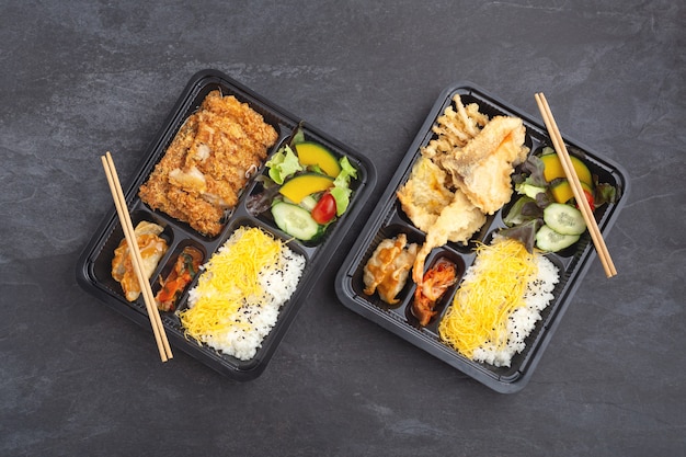 Japanisches Bento-Set mit Tonkatsu und Tempura