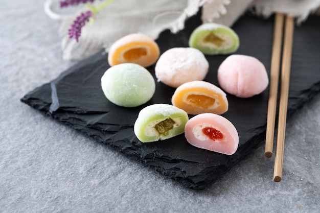 Japanisches buntes Mochi auf grauer Steinoberfläche