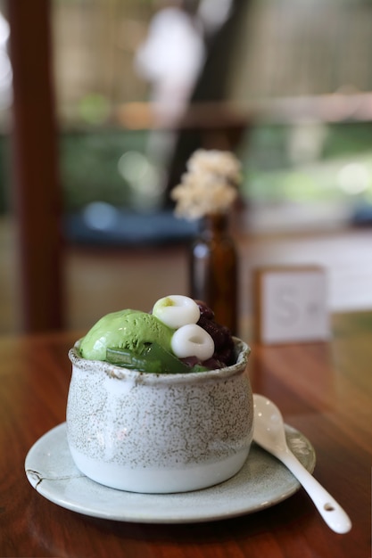 Japanisches Dessert Anmitsu grüner Tee Eis rote Bohnen und Moji