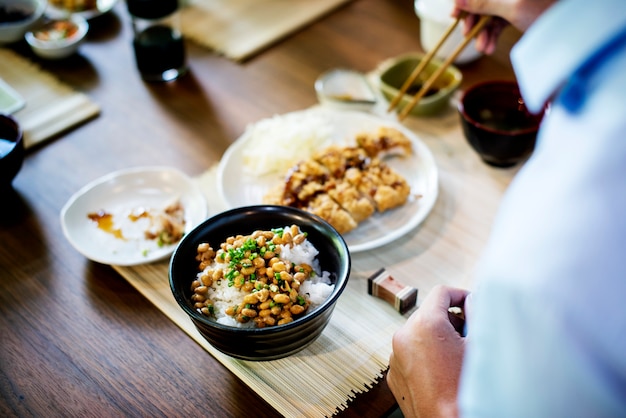 Japanisches Essen auf dem Tisch