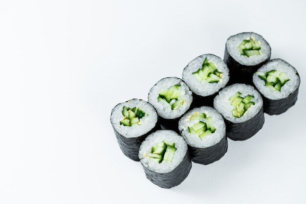 Japanisches Essen. Brötchen mit reifer Gurke, frischer Reis mit Gemüse in Nori. Vegetarische Brötchen