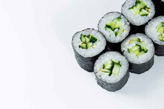 Japanisches Essen. Brötchen mit reifer Gurke, frischer Reis mit Gemüse in Nori. Vegetarische Brötchen