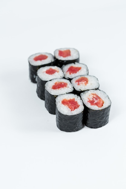Japanisches Essen. Brötchen mit rotem Fisch, frischem Reis mit Aal, umhüllt von Nori.