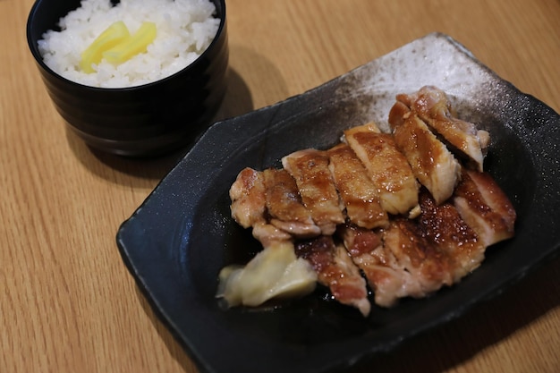 Japanisches Essen, Chicken teriyÃÂ¸ÂŸki mit Reis auf Holzhintergrund