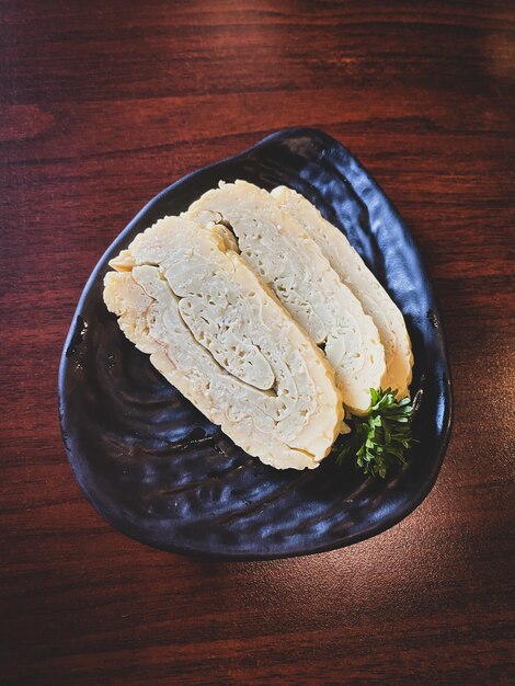 Japanisches Essen, das auf einem Teller serviert wird, sieht köstlich aus