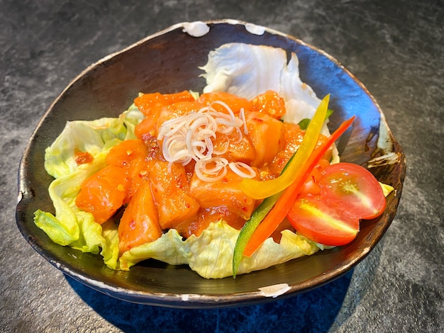 Japanisches Essen, frischer Lachs mit würziger Sauce