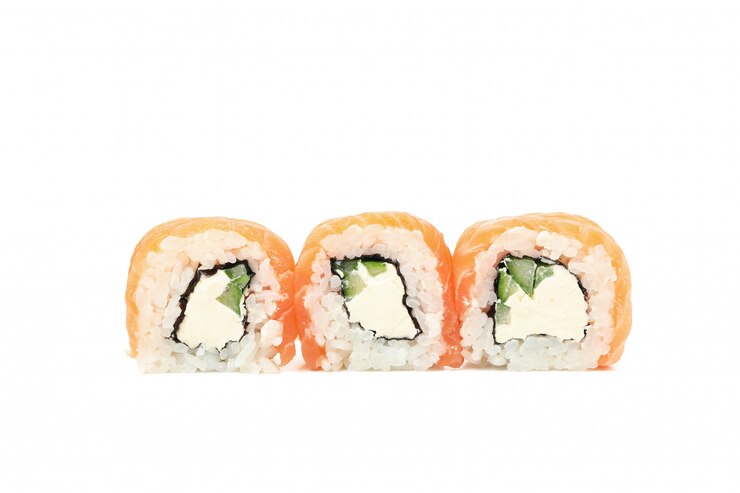 Foto japanisches essen. köstliche sushi-rollen isoliert