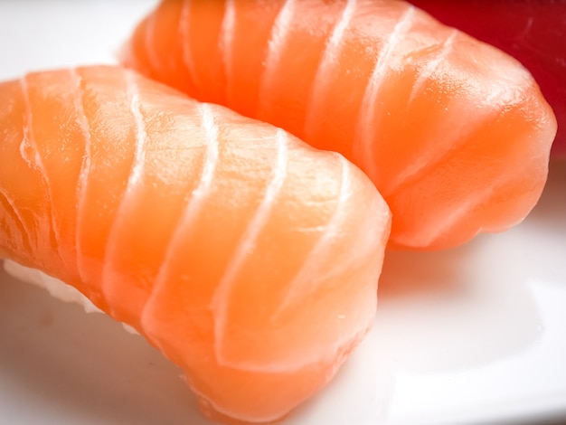 Japanisches Essen Lachs und Thunfisch Sushi lecker.