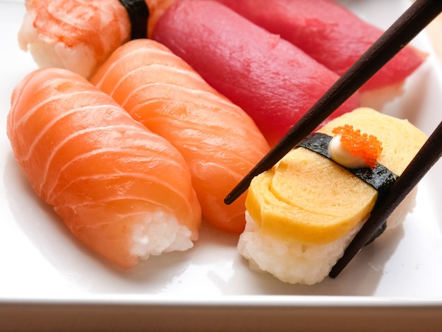 Japanisches Essen Lachs und Thunfisch Sushi lecker