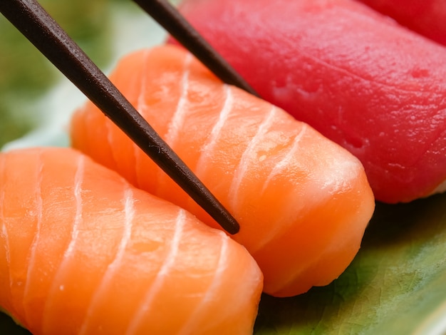 Japanisches Essen Lachs und Thunfisch Sushi lecker