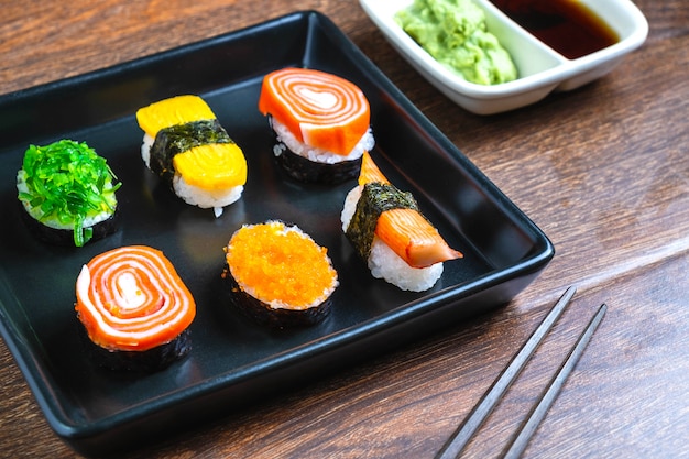 Japanisches Essen, Sushi auf dem Tisch