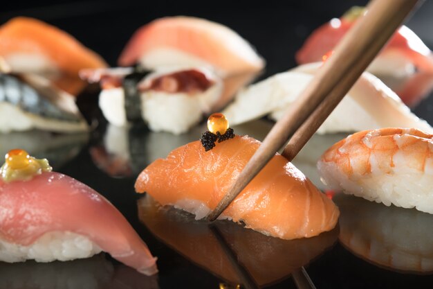 Japanisches Essen Sushi stellte Abendessen auf den Tisch