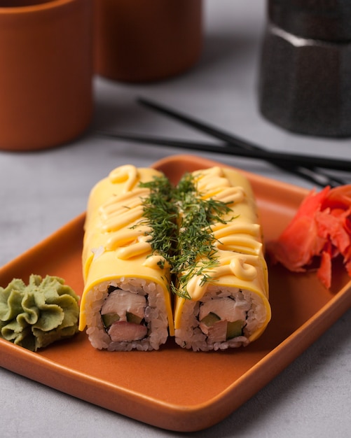 Foto japanisches essen. sushi und brötchen. setzt von der rolle. schöne portion asiatischer küche