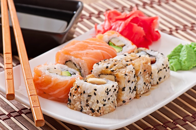 Japanisches Essen - Sushi und Sashimi