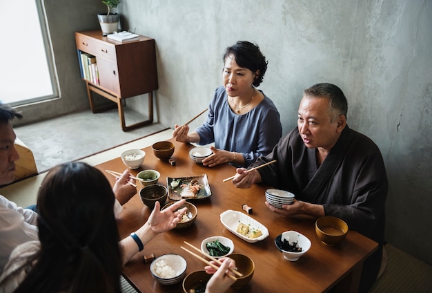 Japanisches Familienessen