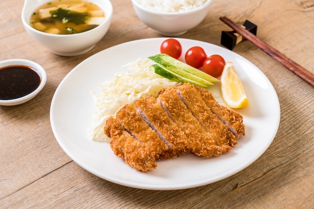 Japanisches frittiertes Schweinekotelett (Tonkatsu-Set)