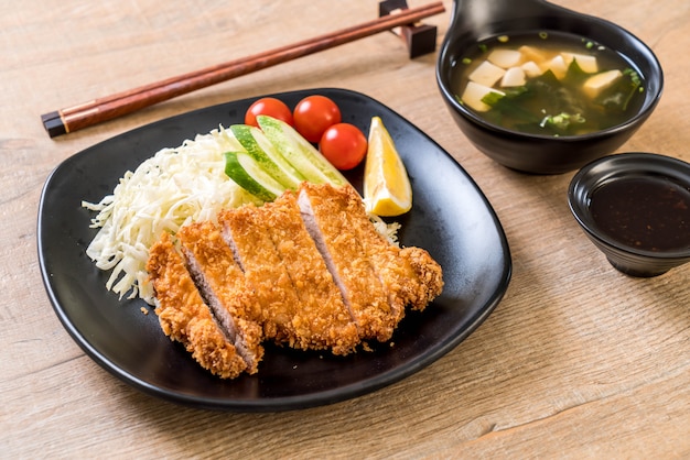 Japanisches frittiertes Schweinekotelett (Tonkatsu-Set)