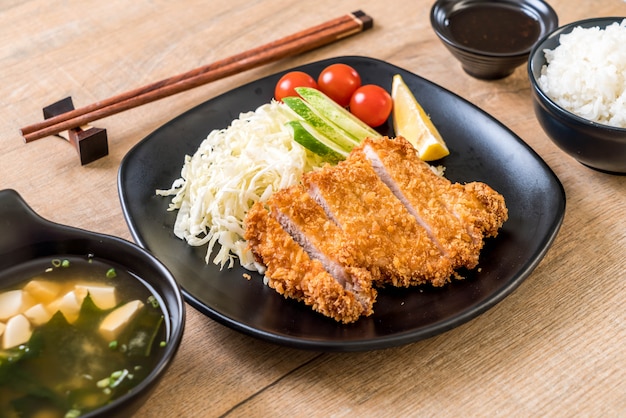 Japanisches frittiertes Schweinekotelett (Tonkatsu-Set)