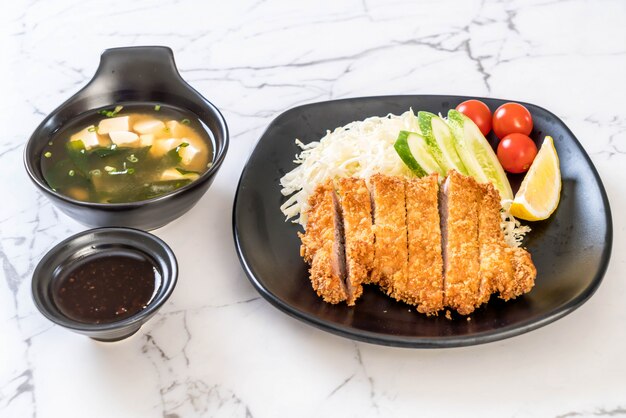 Japanisches frittiertes Schweinekotelett (Tonkatsu-Set)