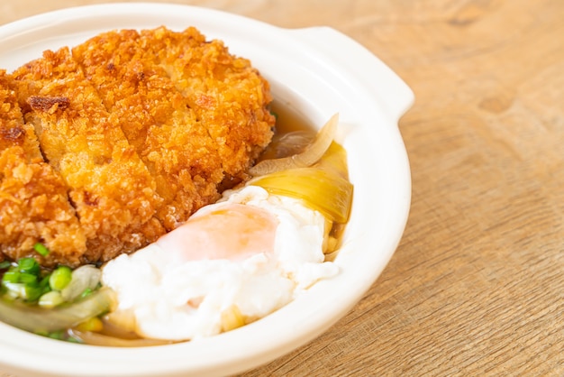Japanisches gebratenes Schweinekotelett mit Zwiebelsuppe und Ei