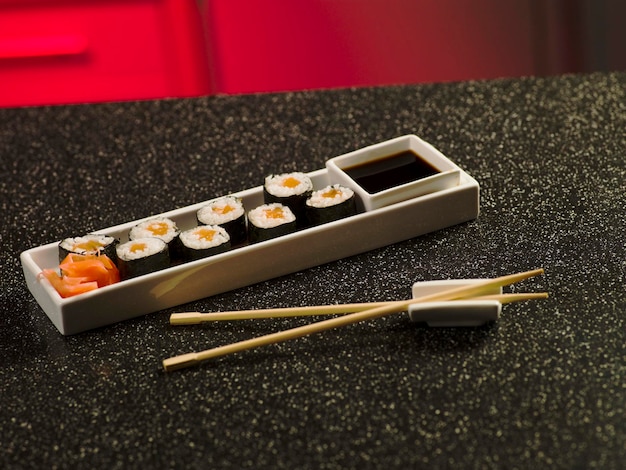 Japanisches Gericht Sushi wird auf einem Teller ausgekleidet