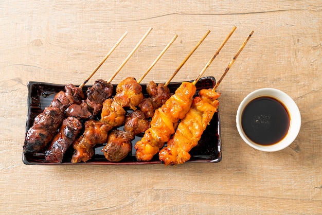 Japanisches Grillhähnchen oder Yakitori wird im Izakaya-Stil serviert