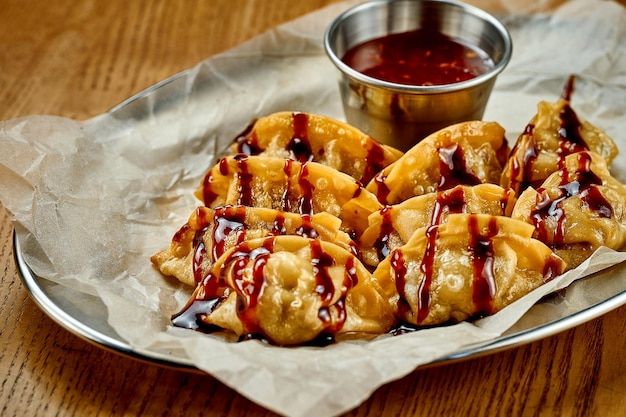 Japanisches Gyoza in Teriyaki-Sauce Selektiver Fokus Nahaufnahme In der Postproduktion hinzugefügtes Rauschen