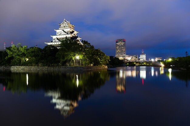 Japanisches Hiroshima-Schloss nachts