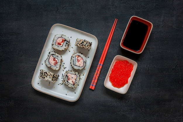 Japanisches Krabbenfleisch-Mousse-Sushi mit rotem Kaviar mit Stäbchen