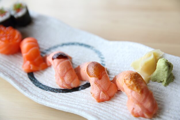 Japanisches Lachs-Sushi-Set mit Lachs-Maki-Lachs-Sushi und Kaviar