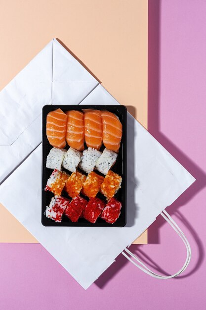 Japanisches Lebensmittelkonzept. Verschiedene Sushi zum Mitnehmen in der Schachtel. Zum Mitnehmen. Lieferung. Meeresfrüchte