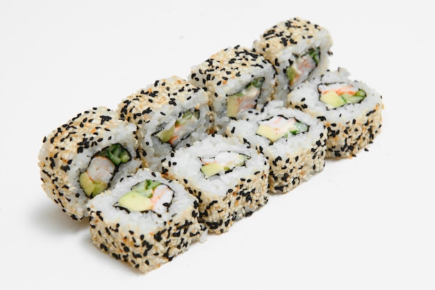 Japanisches Meeresfrüchte-Sushi, Roll auf weißem Hintergrund