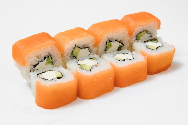 Japanisches Meeresfrüchte-Sushi, Rolle auf weißem Hintergrund