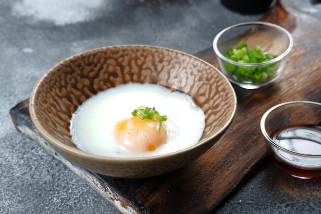 japanisches Onsen-Ei oder weichgekochtes Ei auf dem Tisch