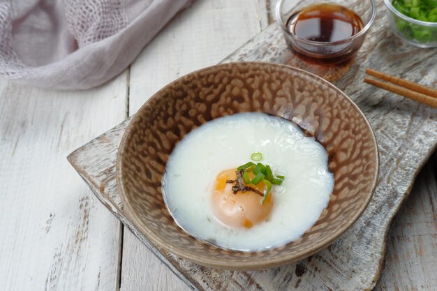 japanisches Onsen-Ei oder weichgekochtes Ei auf dem Tisch