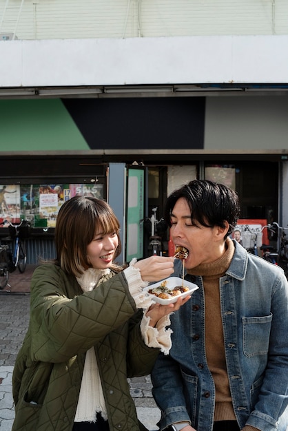 Foto japanisches paar verbringt zeit miteinander