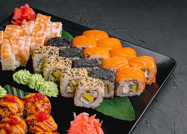 Japanisches Sushi auf einem schwarzen Steinplatt