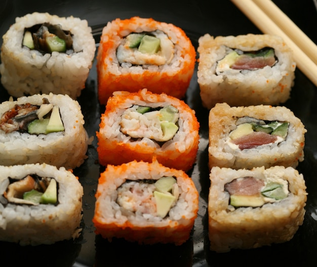 Japanisches Sushi auf schwarzem Teller