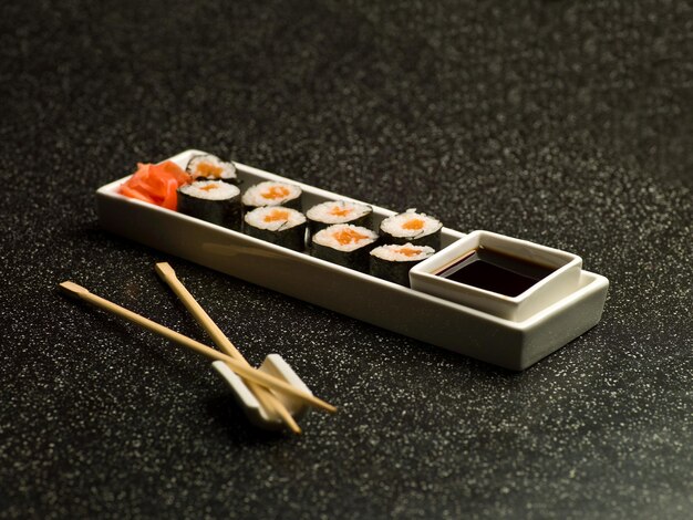 Japanisches Sushi in einer Platte auf dem Tisch