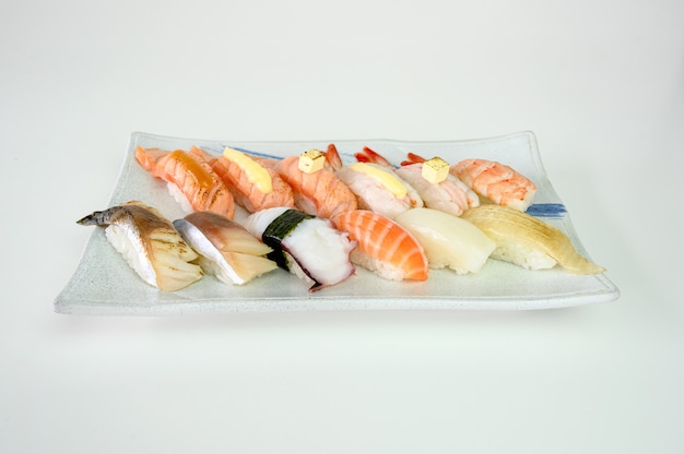 Japanisches Sushi Nigiri von Lachs, Garnele, Saba, Tako, Tintenfisch, Engawa auf Keramikplatte