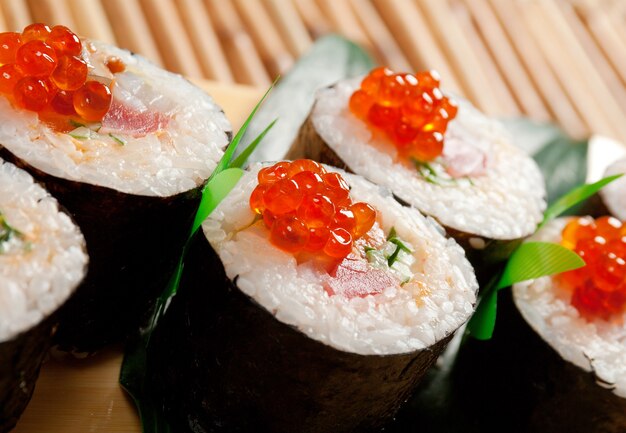 Japanisches Sushi Tokyo Roll, traditionelles japanisches Essen. Brötchen aus Räucherfisch und rotem Rogen